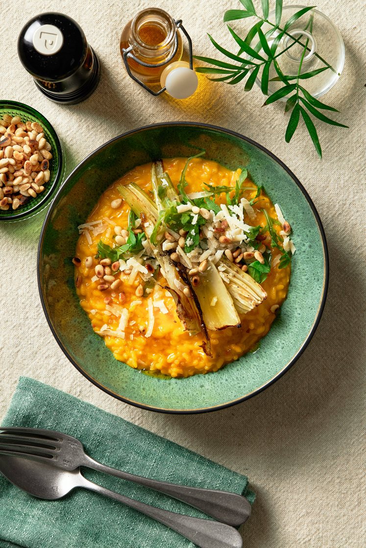 Risotto alla milanese med bakad fänkål och pinjenötter