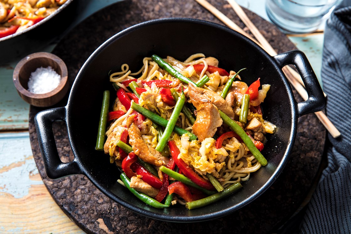 Kyllingwok med eggnudler og paprika
