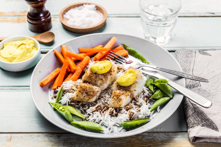 Kokostorsk med ris, grønnsaker og karrisaus	