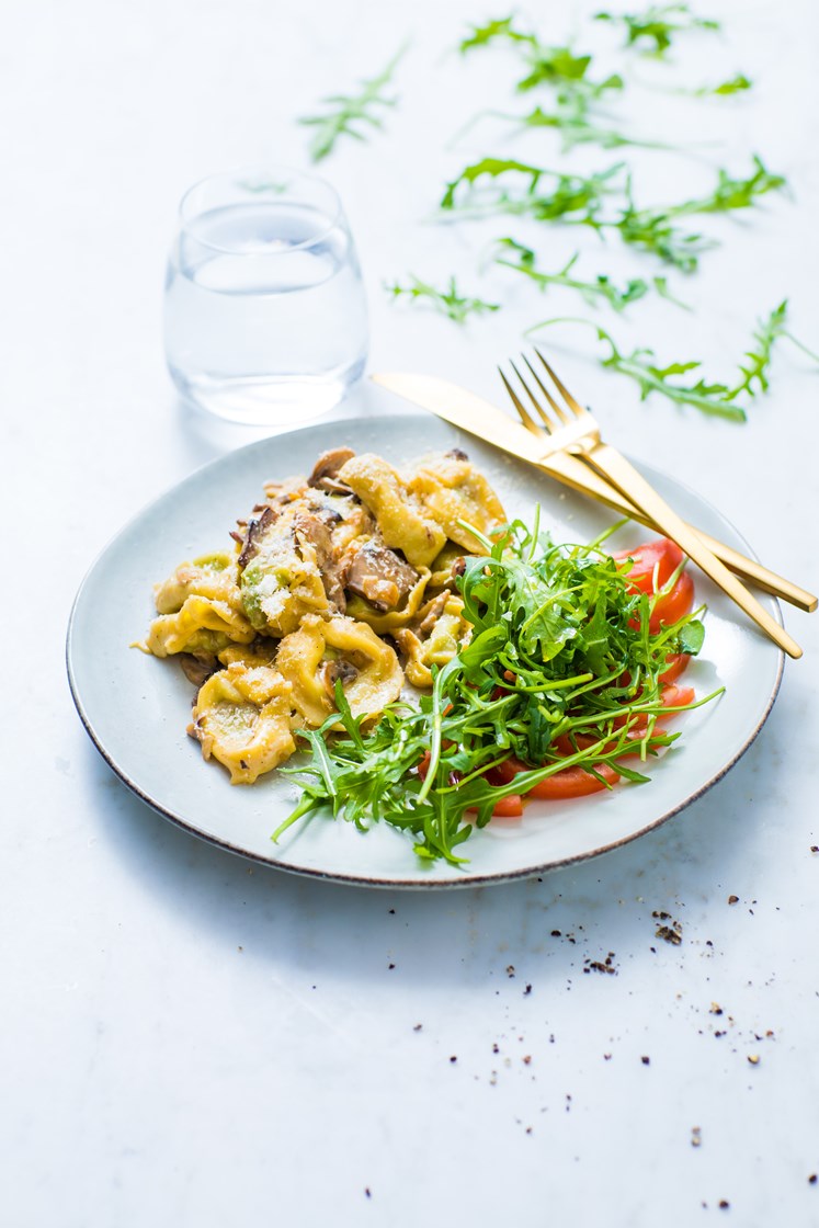Tortellini med riccota og spinat, kremet soppsaus og tomatsalat