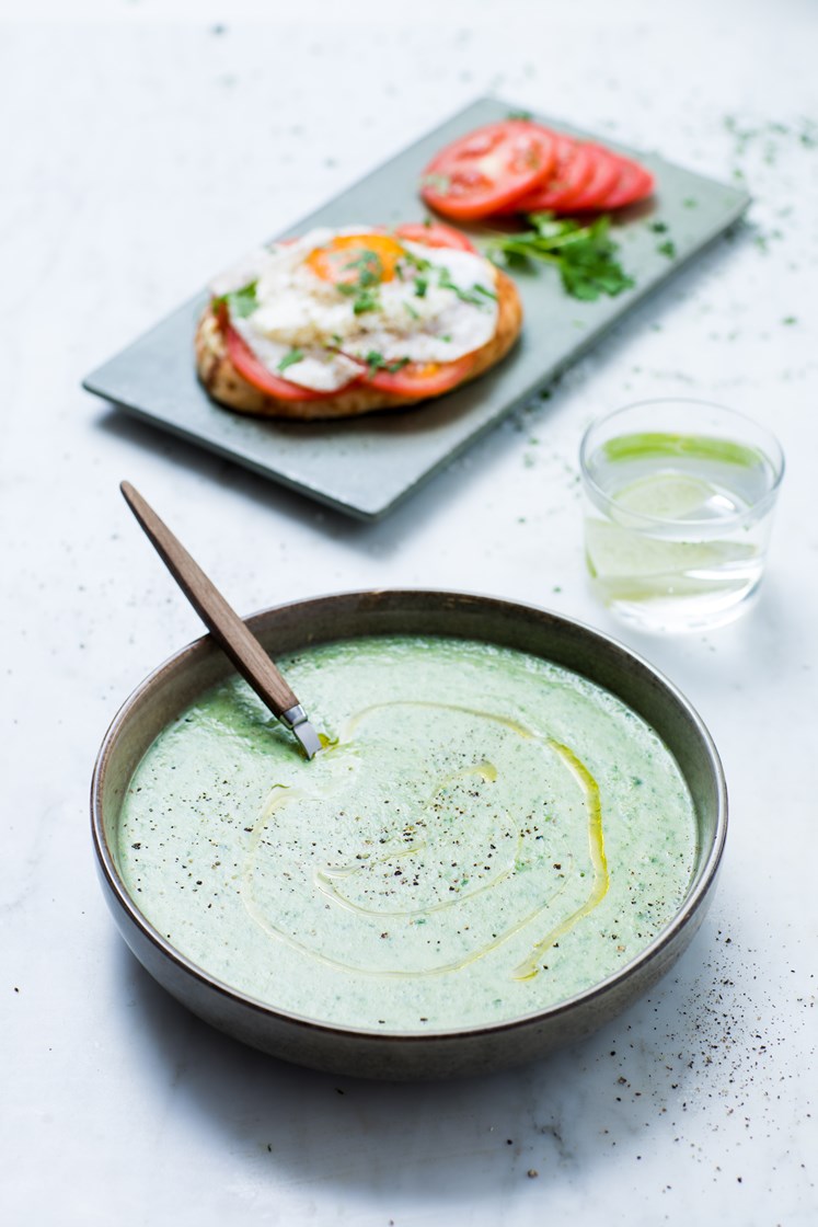 Grønn currysuppe av sellerirot og spinat servert med asiatiske eggesandwicher