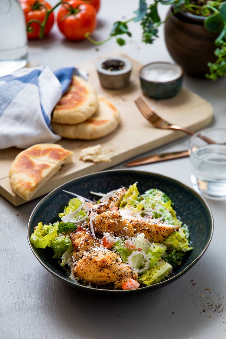 Cæsarsalat med saftig kylling, tomat, Grana Padano og rustikke multibrød