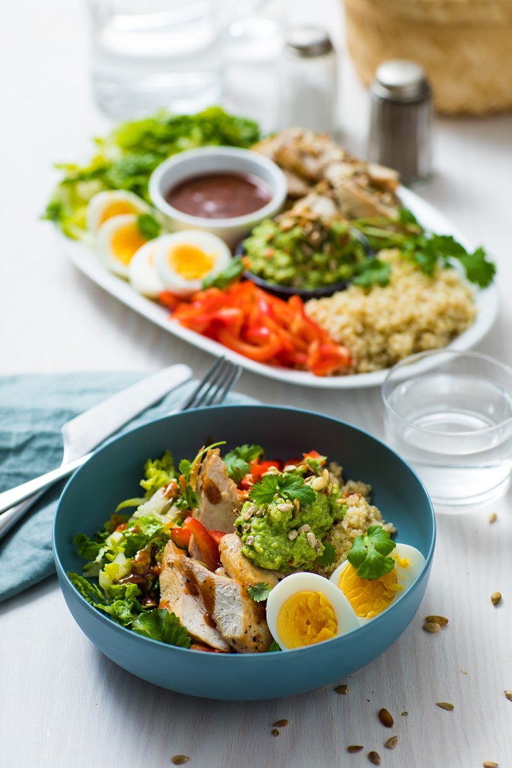 Bowl med kylling, guacamole, egg og couscous