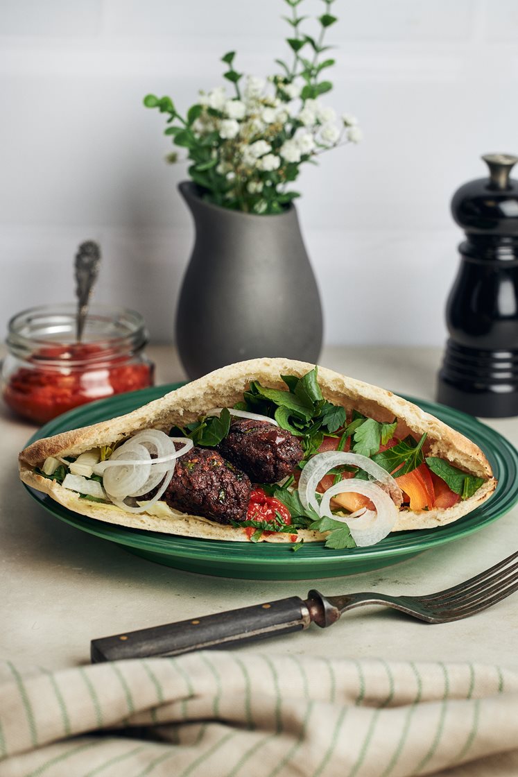 Vegetarisk cevapcici i pitabröd med ajvar relish och grönsaker