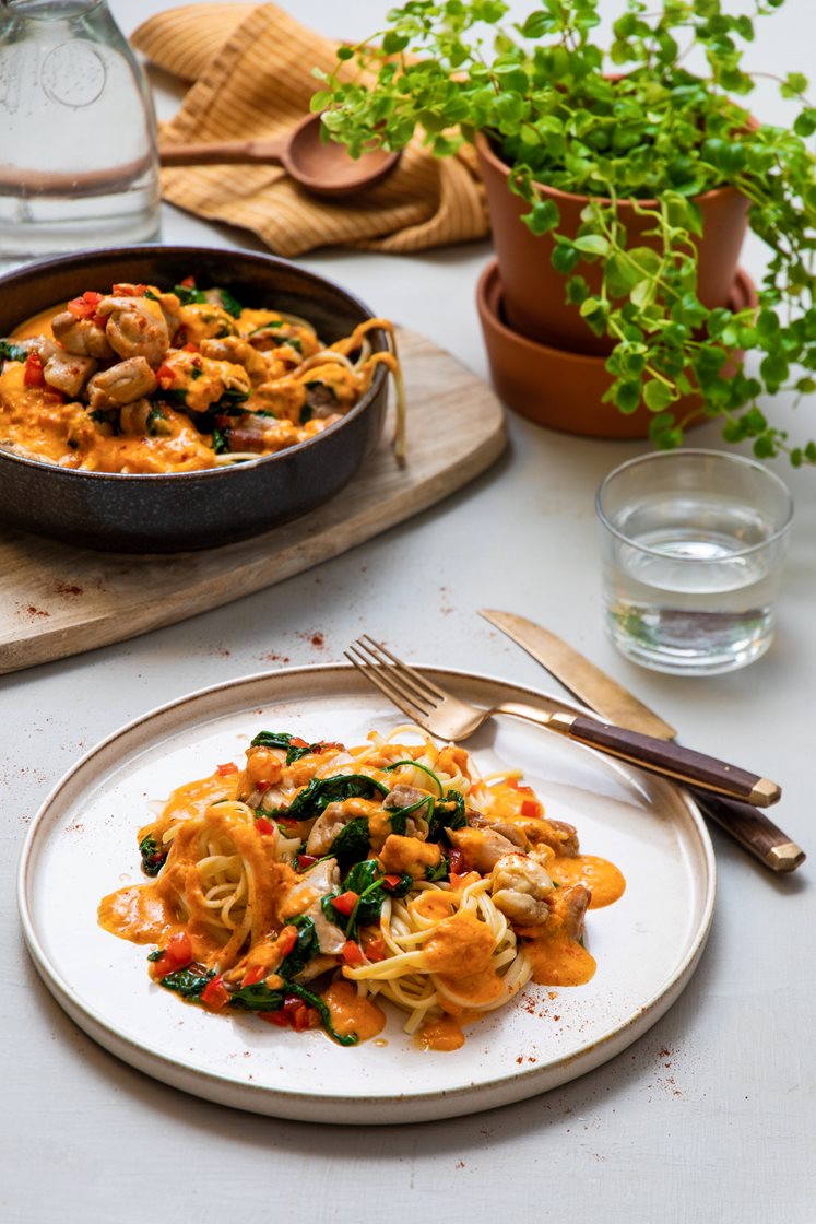 Paprikakremet pasta med urtemarinert svinekjøtt og spinat