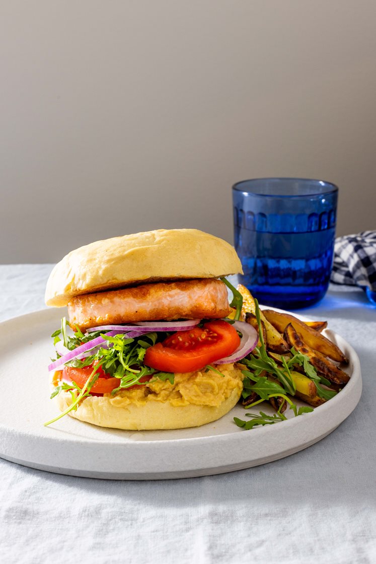 Lakseburger i briochebuns med frisk salat, hummus og potetfries