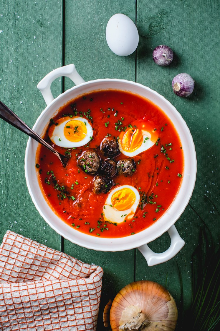Hjemmelaget tomatsuppe med egg, kjøttboller og gressløk