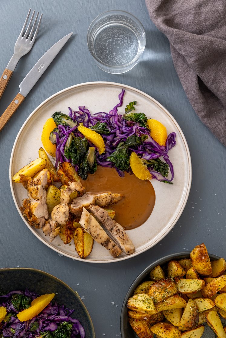 Ovnsbakt kyllinglårfilet med rosettkålsalat og peppersaus