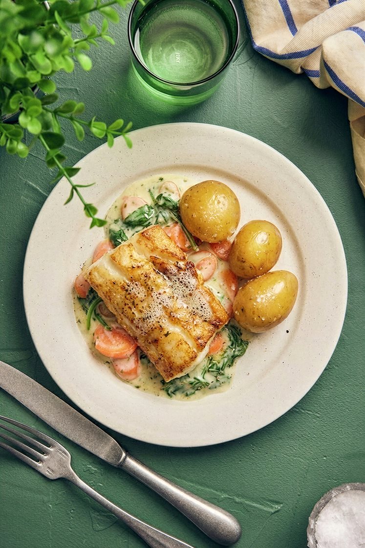 Smörstekt koljafilé med dragonstuvade morötter och kokt potatis