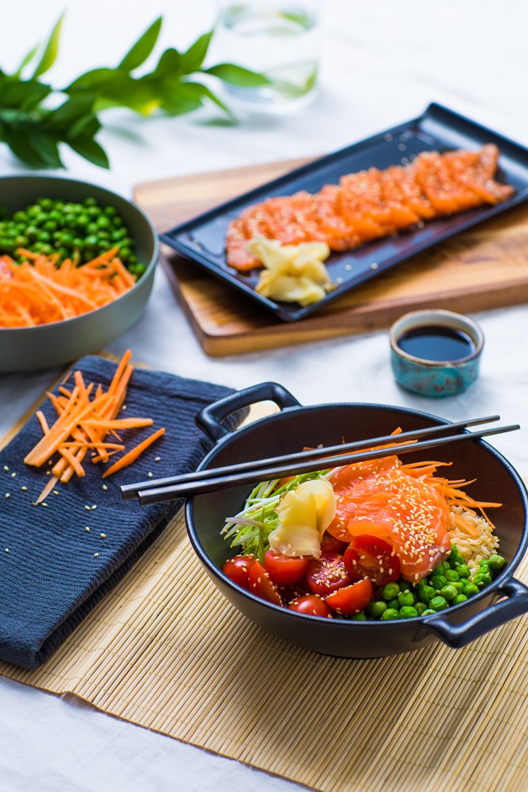 Sashimibowl med laks, syltet ingefær og ponzusaus