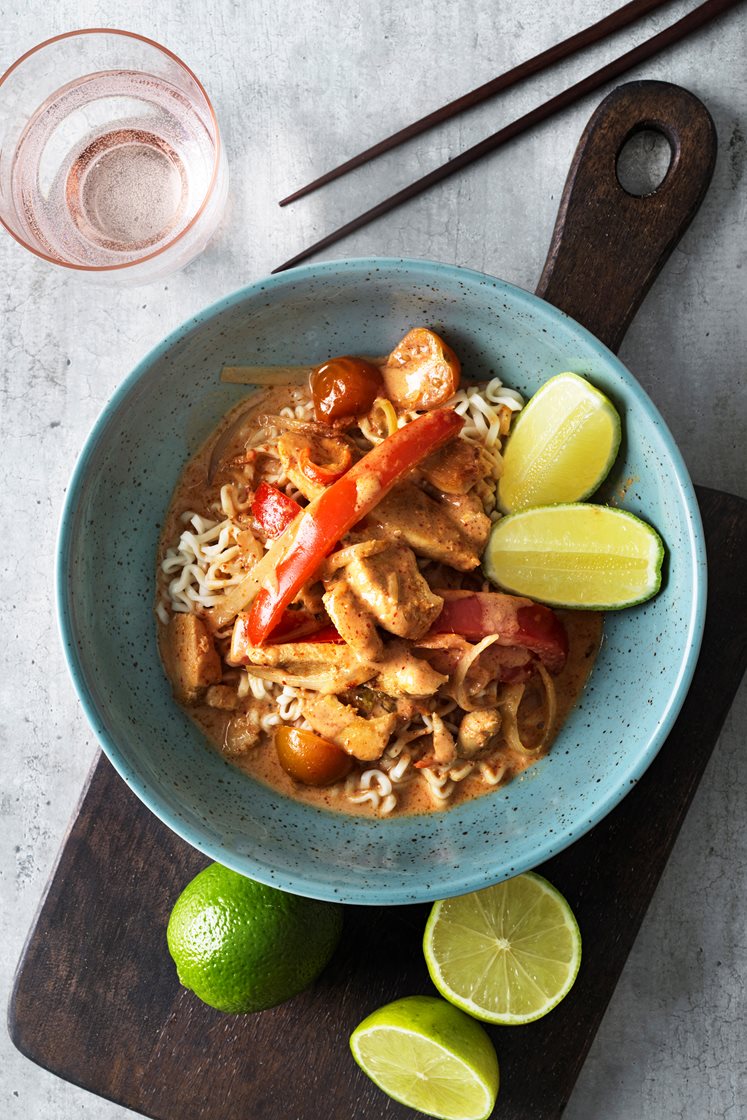 Kyckling i röd currysås med nudlar 