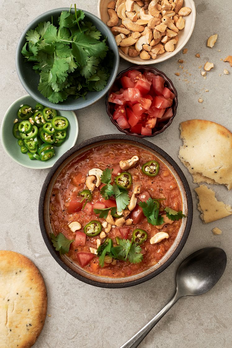Indisk linscurry med cashewnötter, koriander och naanbröd