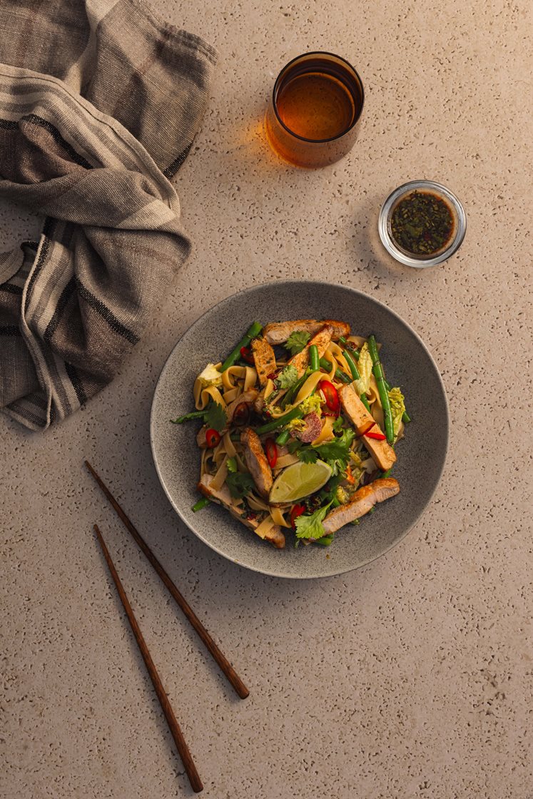 Pannestekt svinekam og eggnudler med ponzudressing og wokede grønnsaker