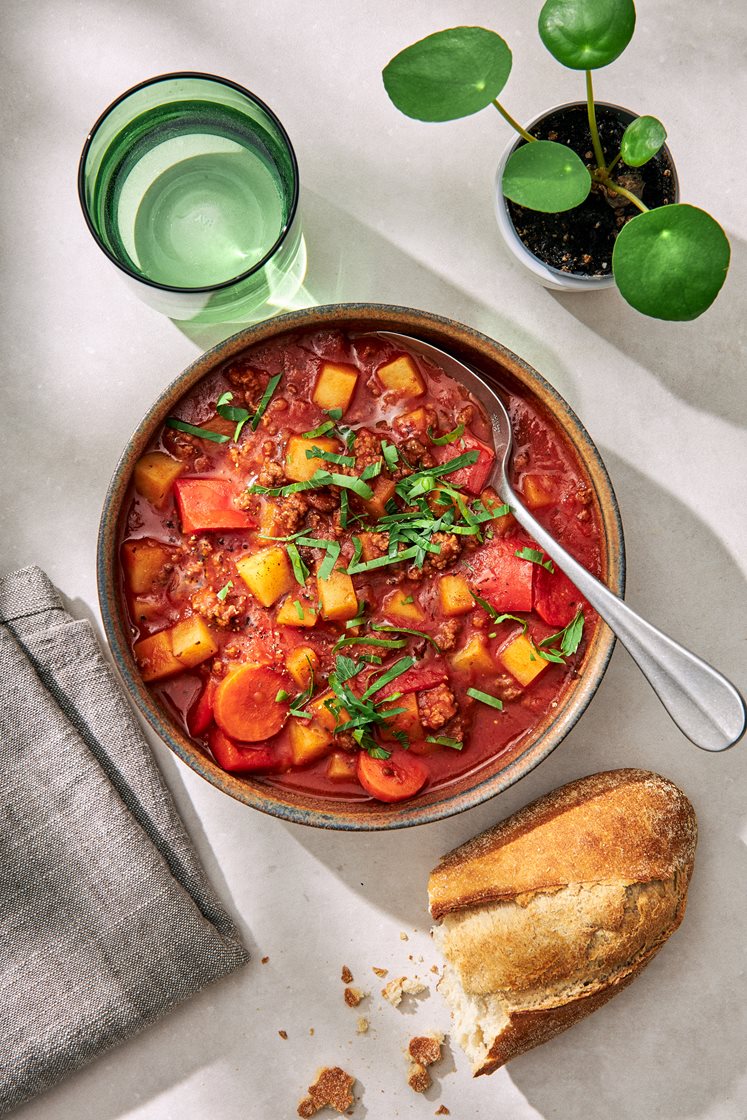 Mustig soppa med köttfärs och nygräddat bröd 