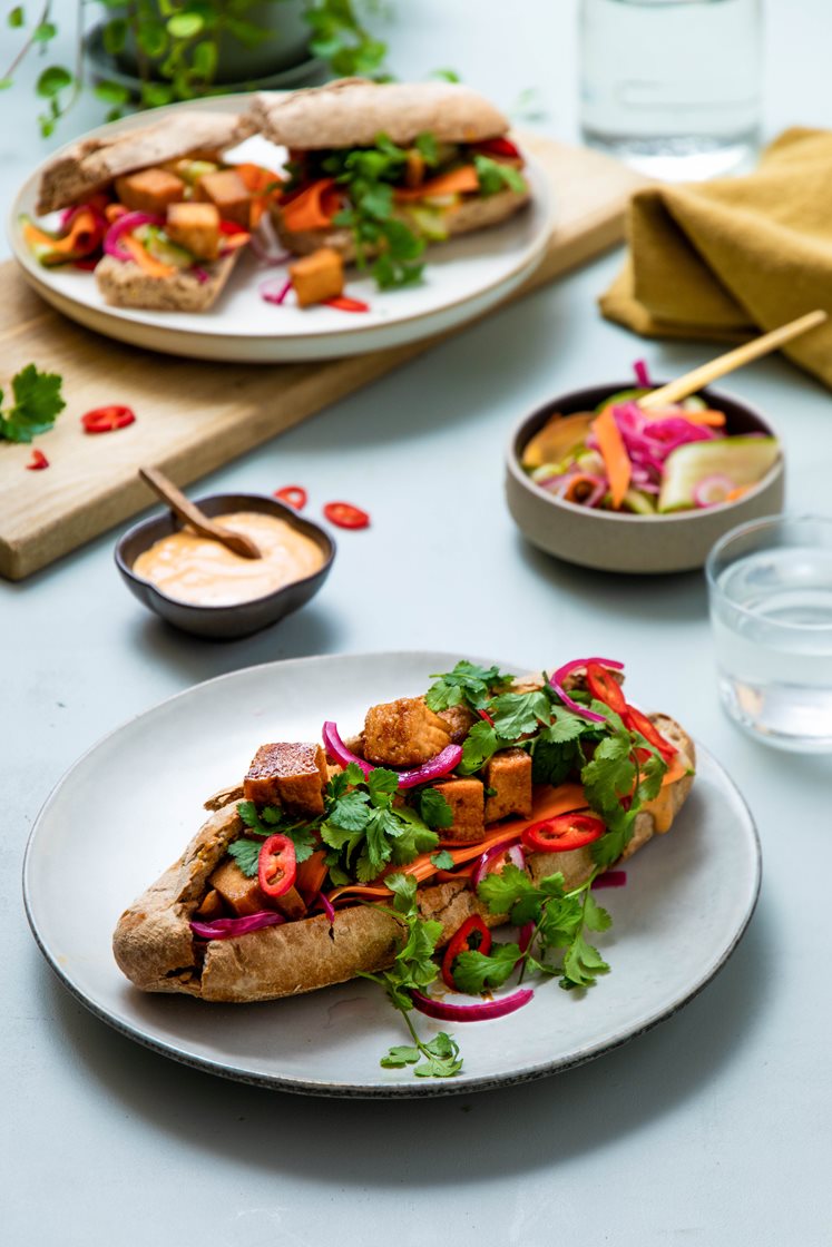 Banh mi med soyastekt tofu og syltede grønnsaker