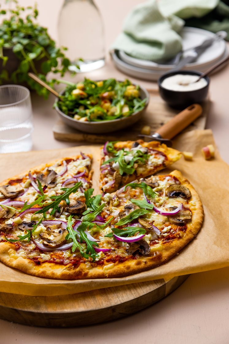 Vegetarpizza med skjørost fra Røros, eplesalat og urtedressing