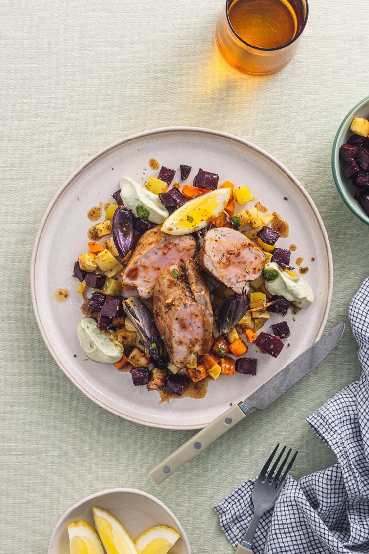 Mørbradbøffer med bagte rodfrugter og pestodip