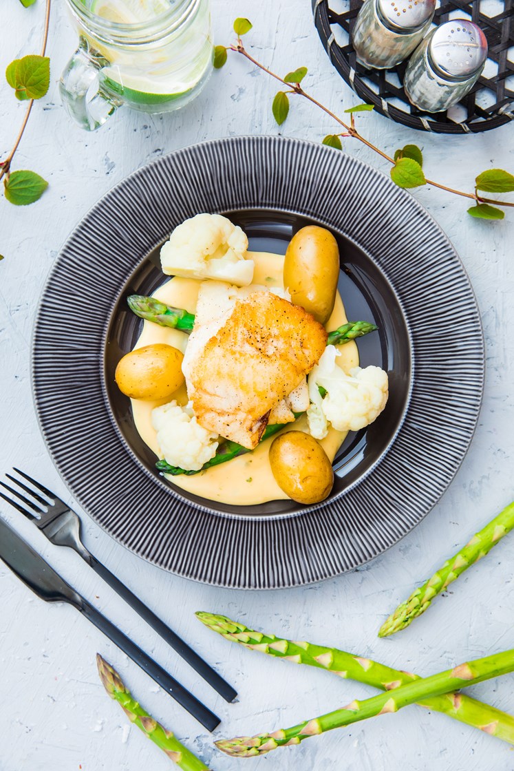 Ovnsbakt torsk med småpoteter, asparges, blomkål og bearnéssaus