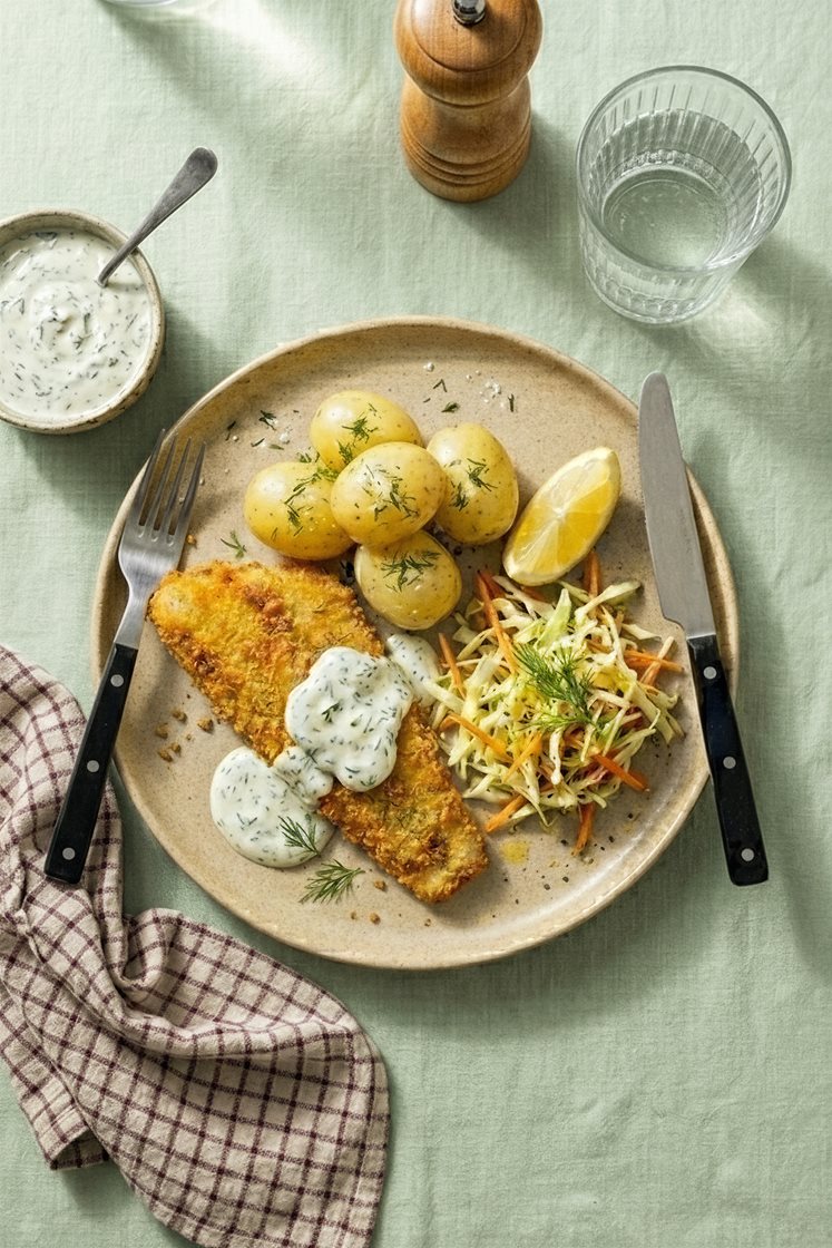 Färdigpanerad kummel med kall dillsås, kålsallad, potatis och citron