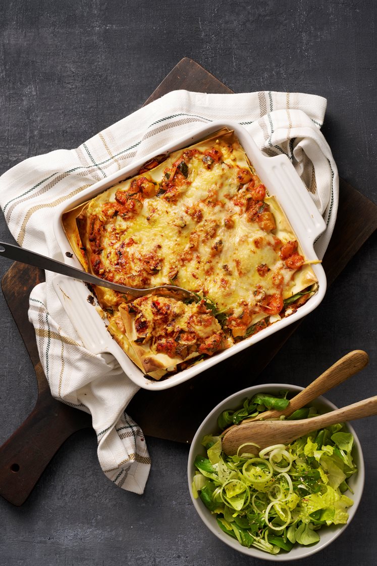 Parmesangratinerad grönsakslasagne med mixsallad