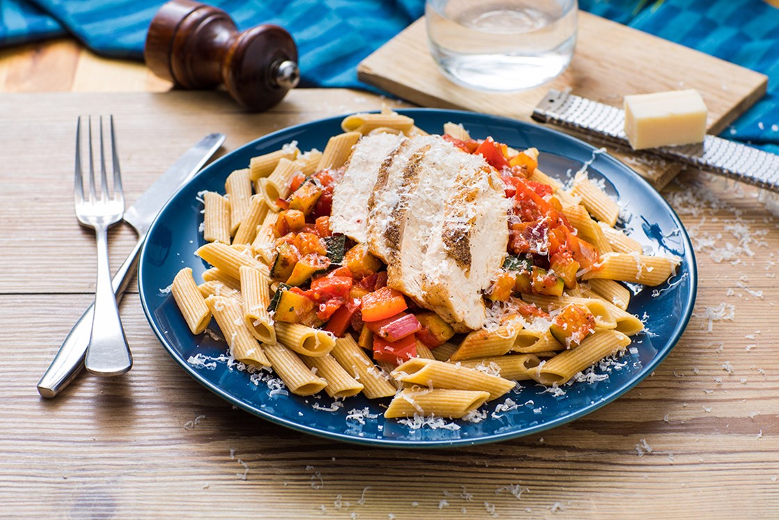 Kyllingfilet med pasta og pepperoni- og grønnsakssaus