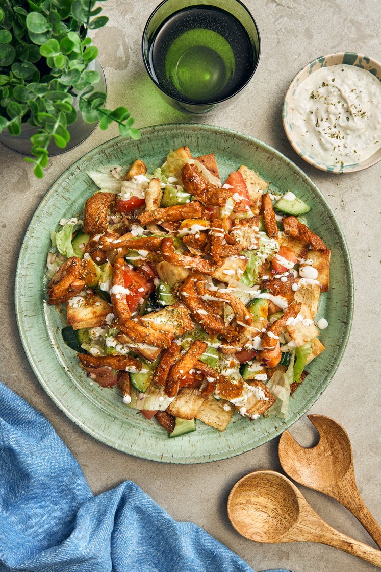 Sallad fattoush med strimlad fläskkotlett och vitlökyoghurt