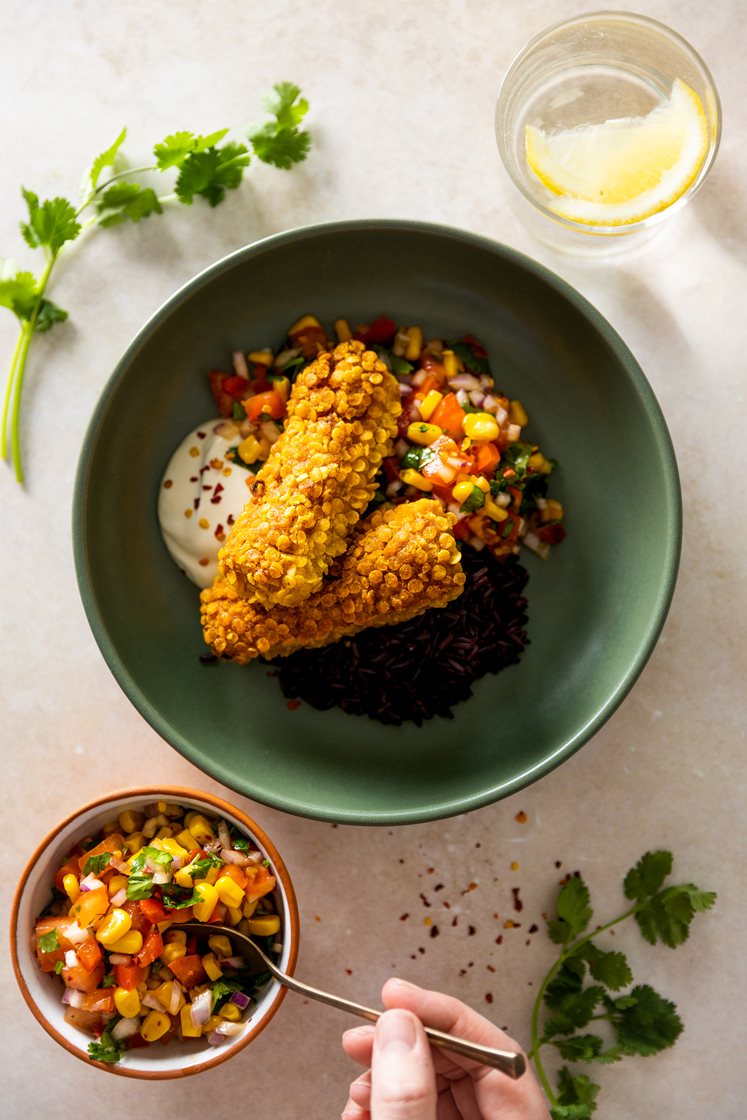 Sprøbakt sei med spicy grønnsakssalsa, svart ris og lettrømme