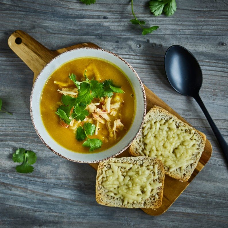 Sweet potato-suppe med æble og sprøde ostebrød