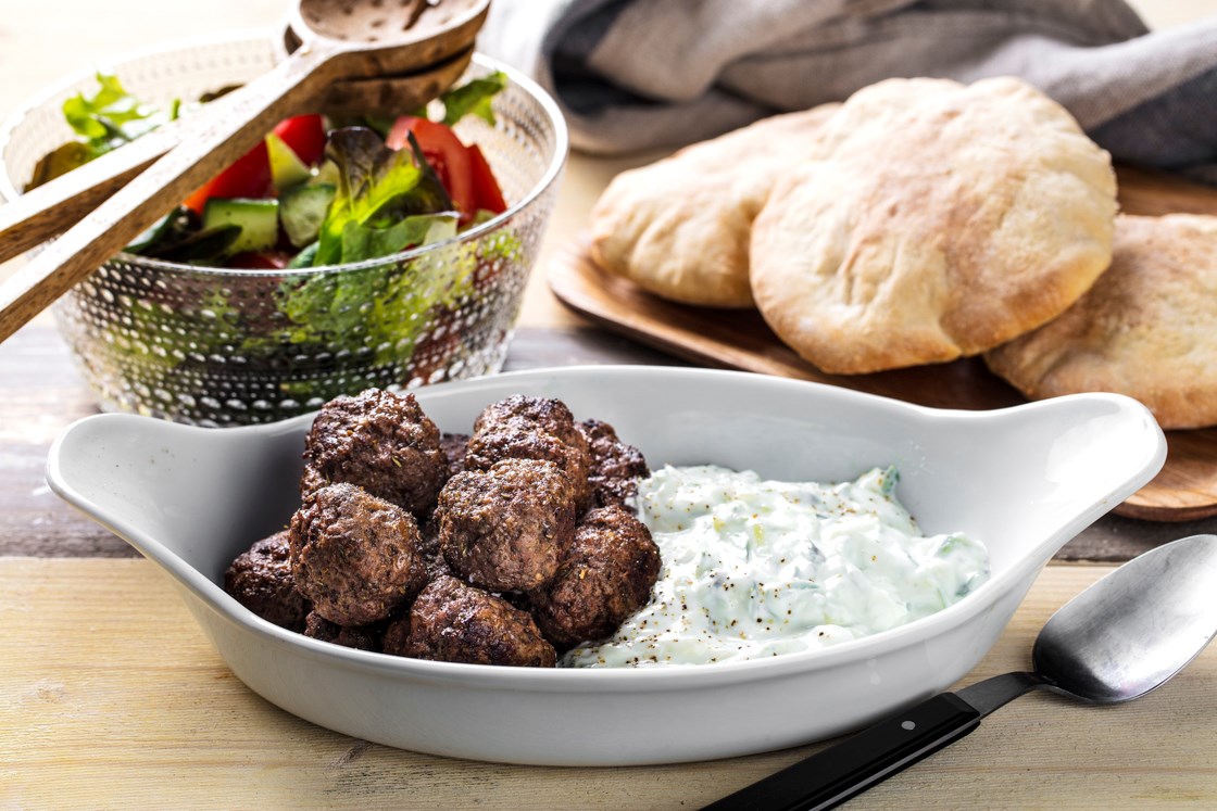 Lammekjøttboller i pitabrød med grønn salat og rask tzatziki