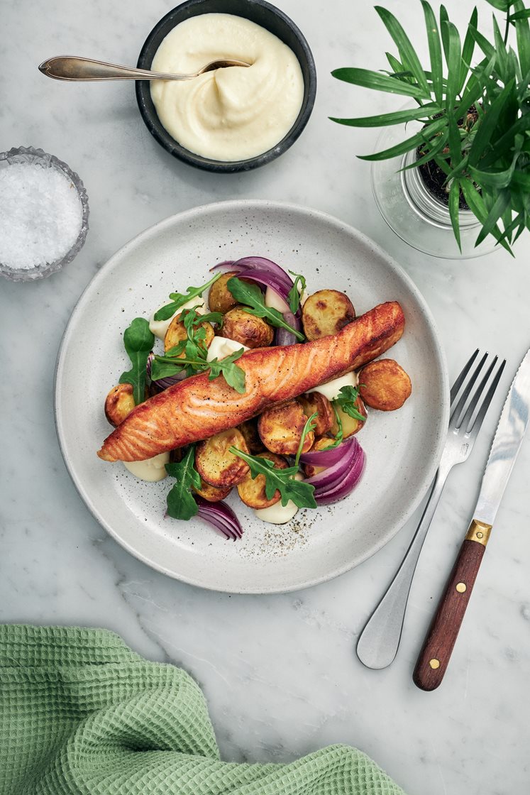 Halstrad lax med jordärtskockscrème, rostad potatissallad och ruccola