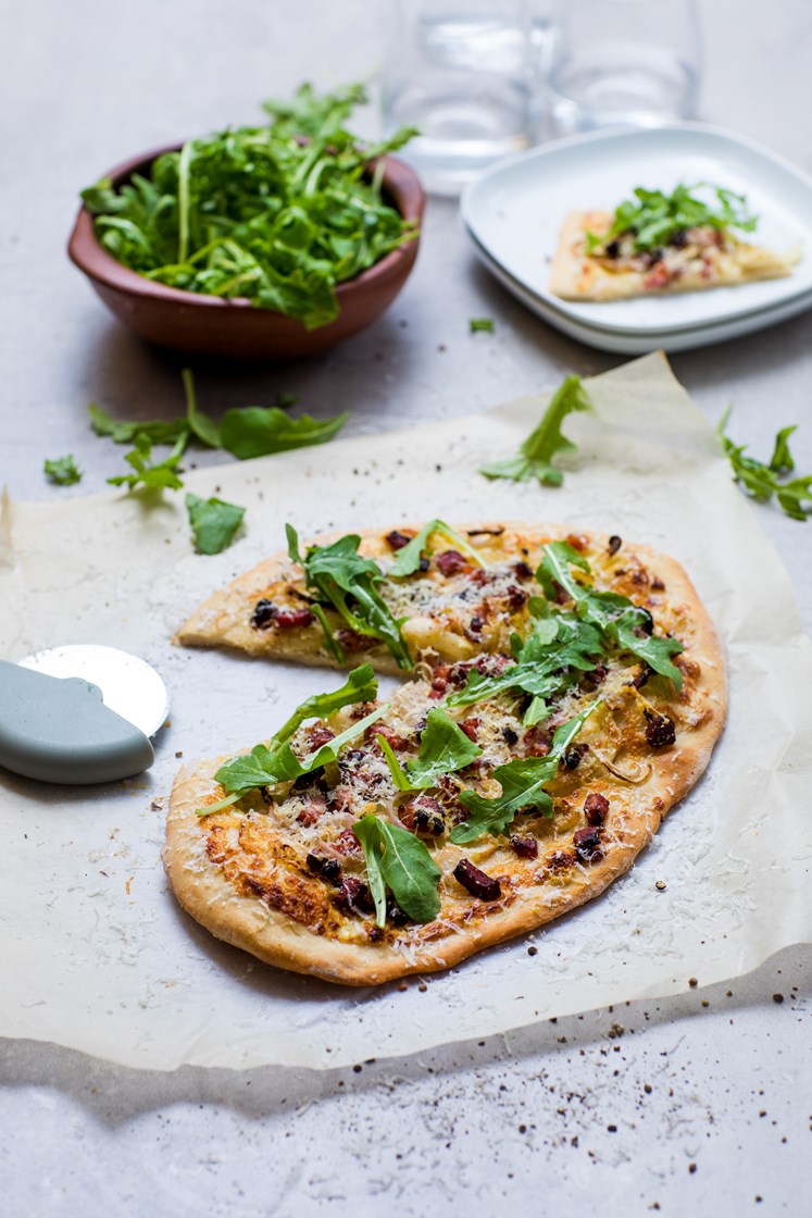 Steinovnsbakt hvit minipizza med smørstekt fennikel og bacon
