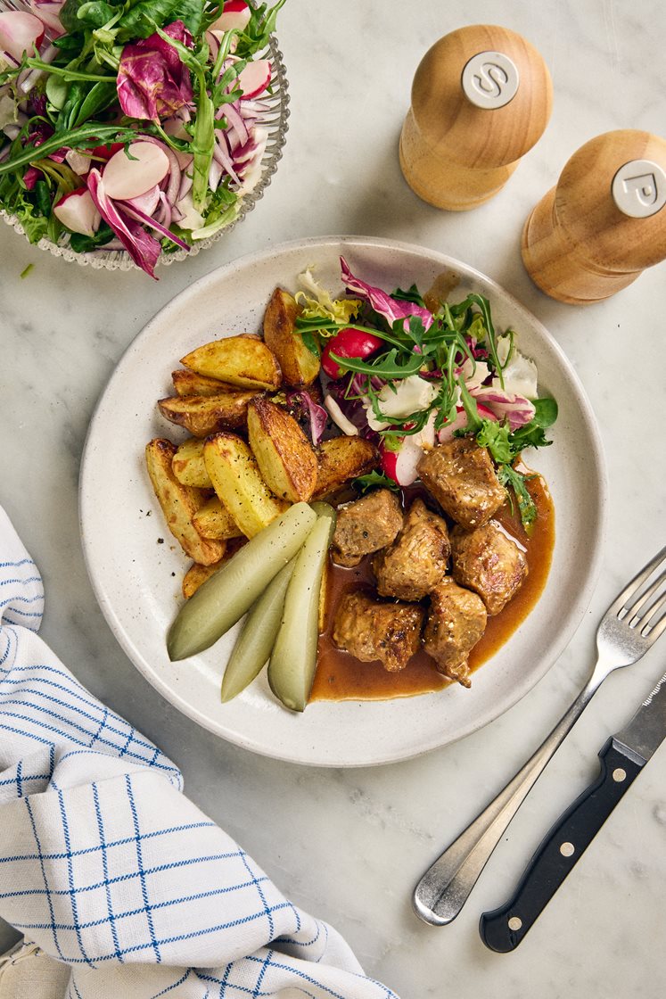 Senapsstekt kalkonlårstek med rostad potatis, skysås och saltgurka
