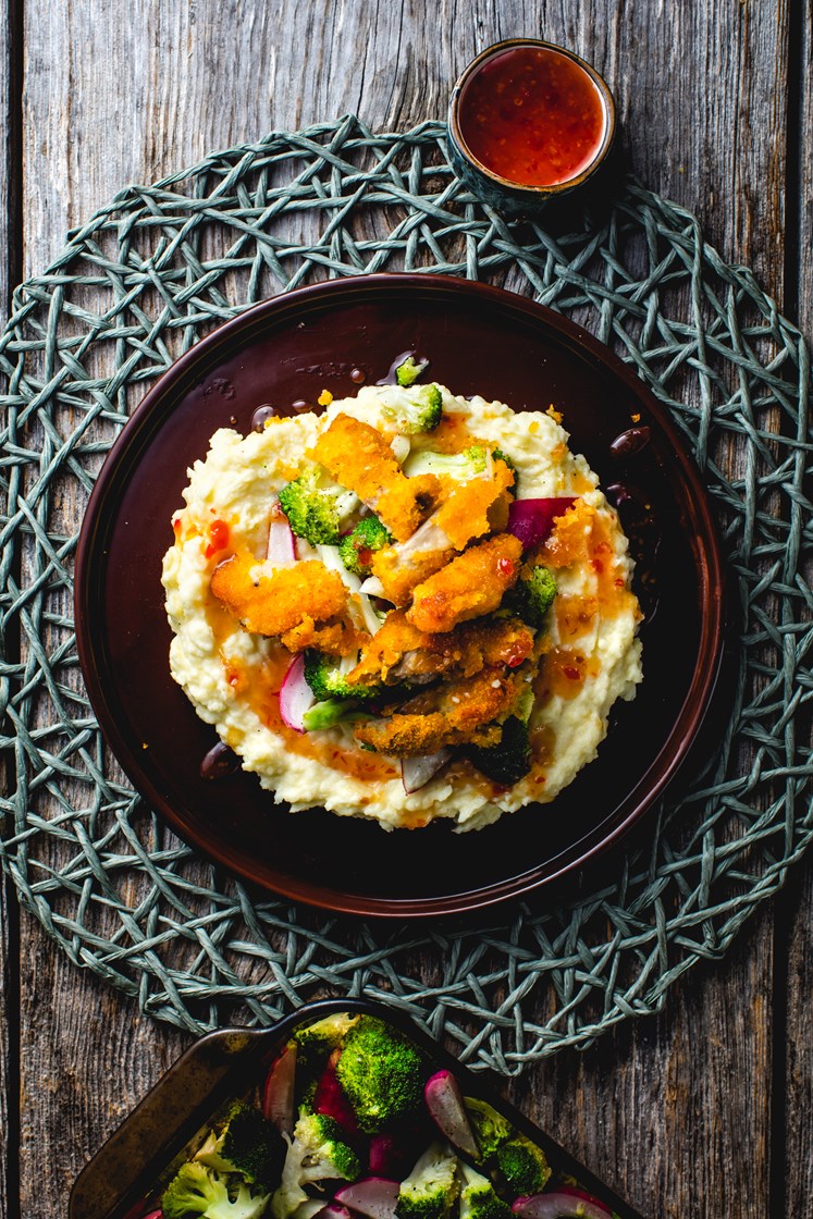 Crispy kylling med potetmos, ovnsbakte grønnsaker og søt chilisaus