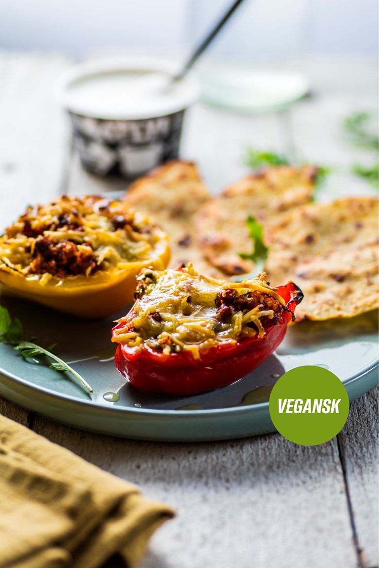Fylt paprika med bulgur, valnøtter og vegansk ost, servert med sprø lompechips og vegansk rømme