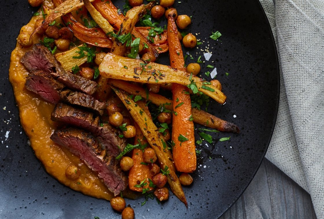 Flanksteak med bagte rødder og sød kartoffelcreme