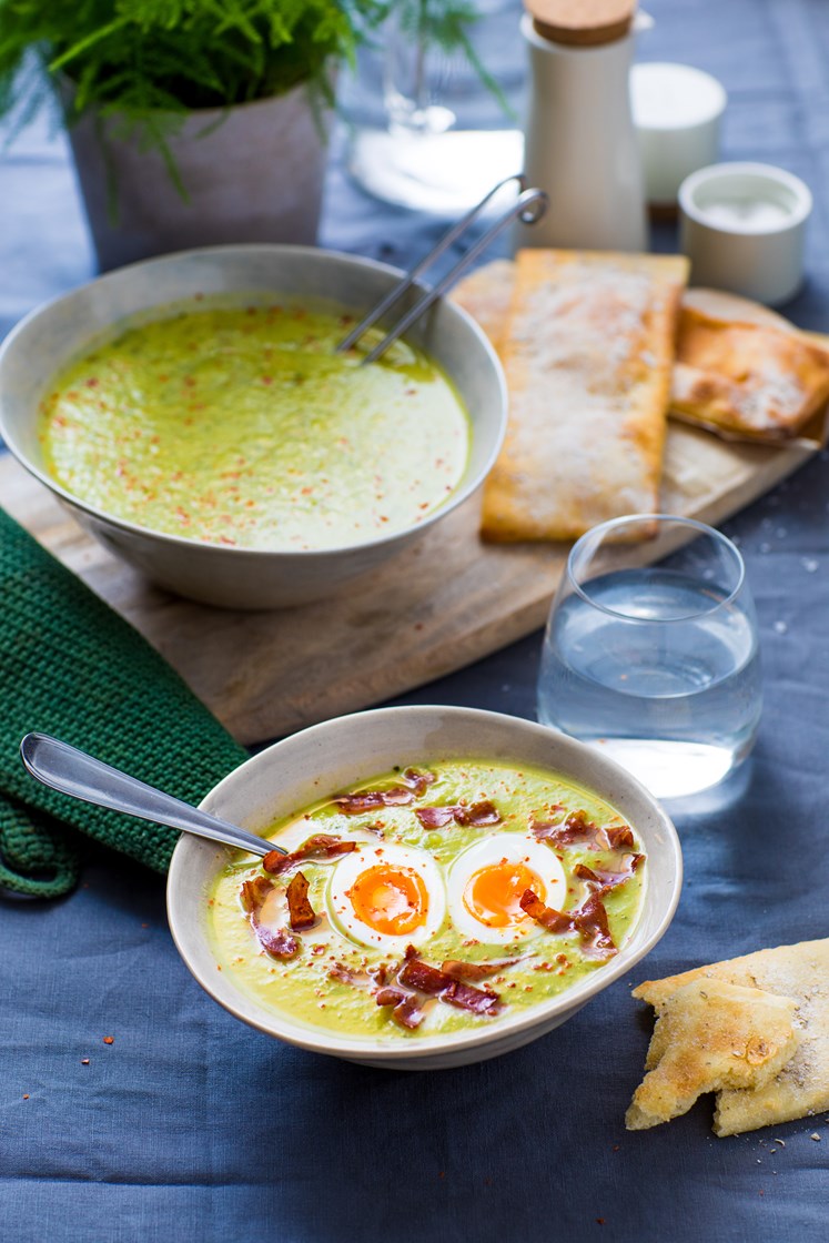 Hjemmelaget Spinatsuppe Med Stekt Skinke Og Egg Oppskrift Godtlevert 