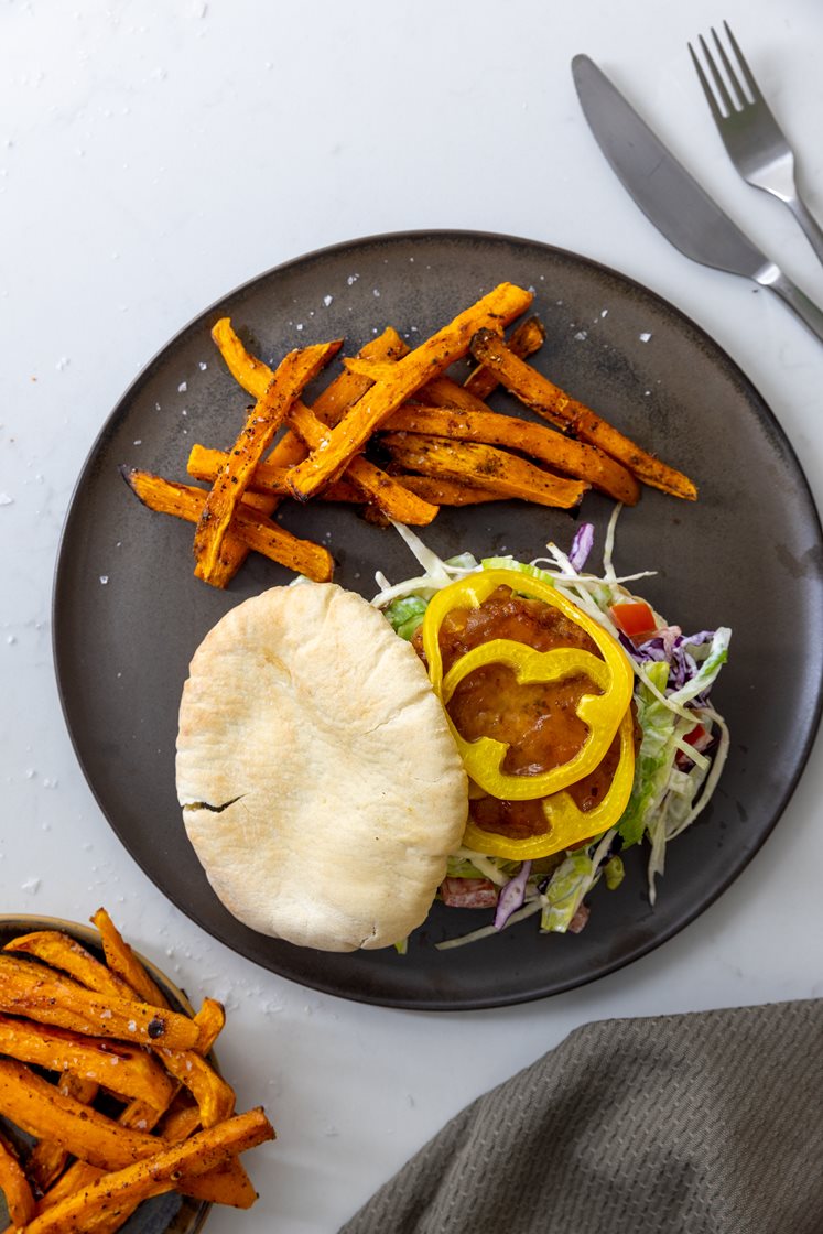 Mangoglasert kyllingburger i multibrød servert med kålsalat og garam masala-krydret søtpotet