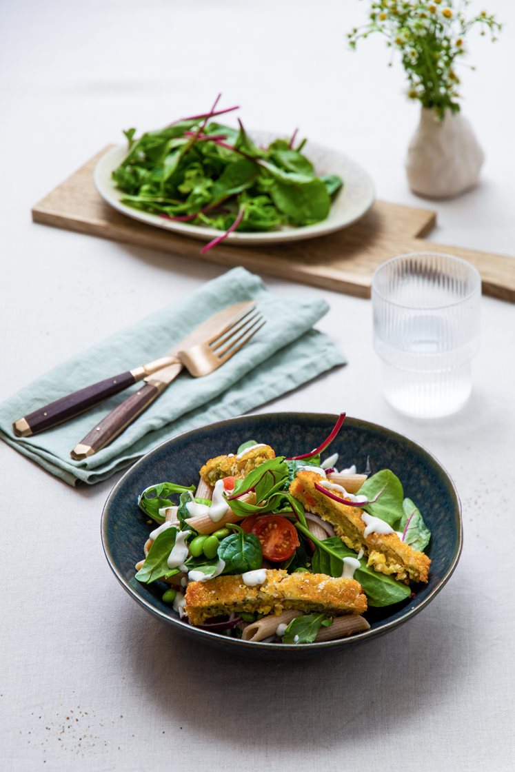 Pastasalat med vegetarschnitzler, cherrytomater og sennepsvinaigrette