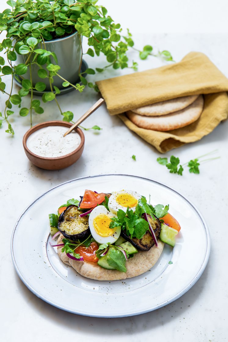 Sabich - israelsk pita med salat, fetaost, egg og stekt aubergine servert med mango- og yoghurtdressing