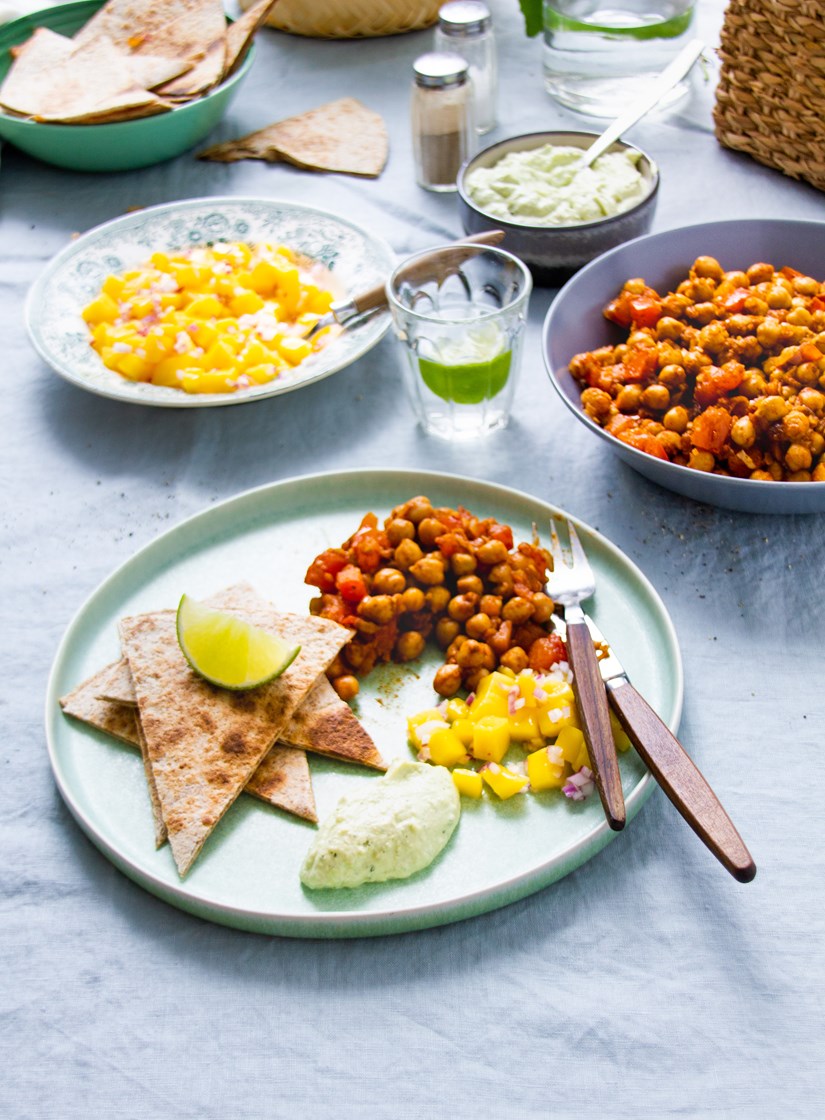 Quesadillas med tomatstekte kikerter, mangosalsa og guacamole