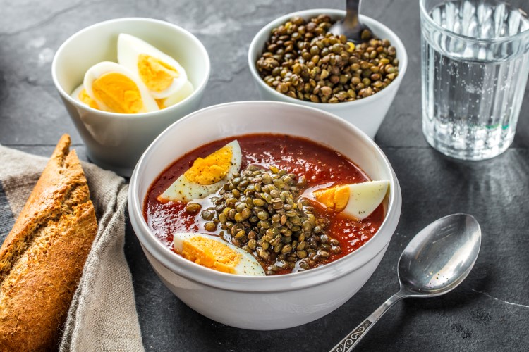 Tomatsuppe med linser og kokt egg