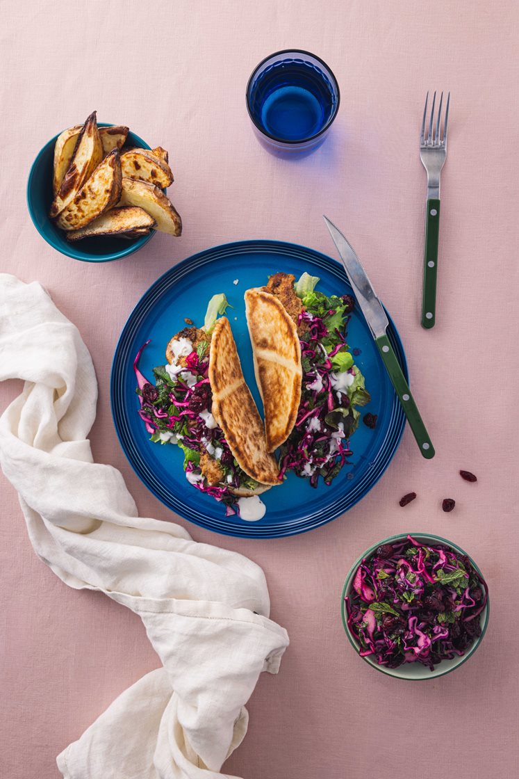 Lune piadinabrød fylt med yoghurtmarinert kylling, potetfries og frisk kålsalat
