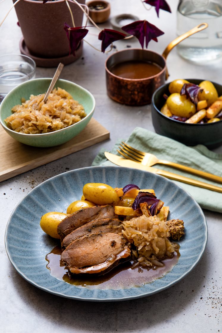 Mørkokt svinebog med surkål, ovnsbakte grønnsaker og brun saus