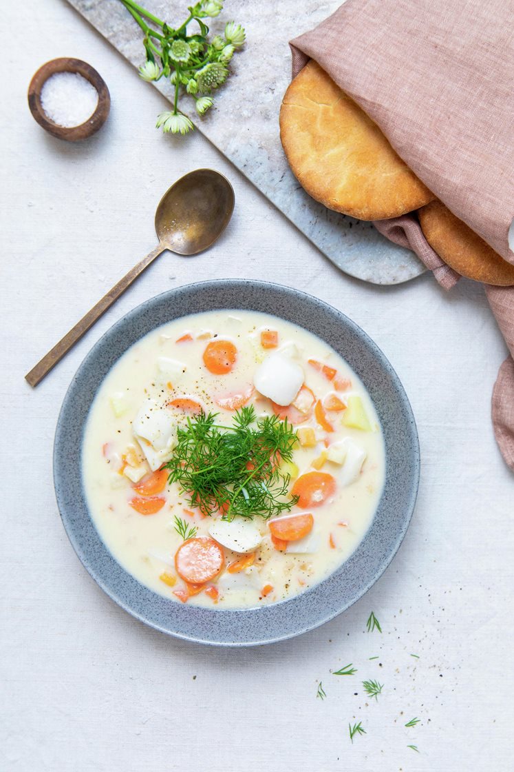 Fiskesuppe med lyr, fennikel og gulrot, servert med nystekt brød