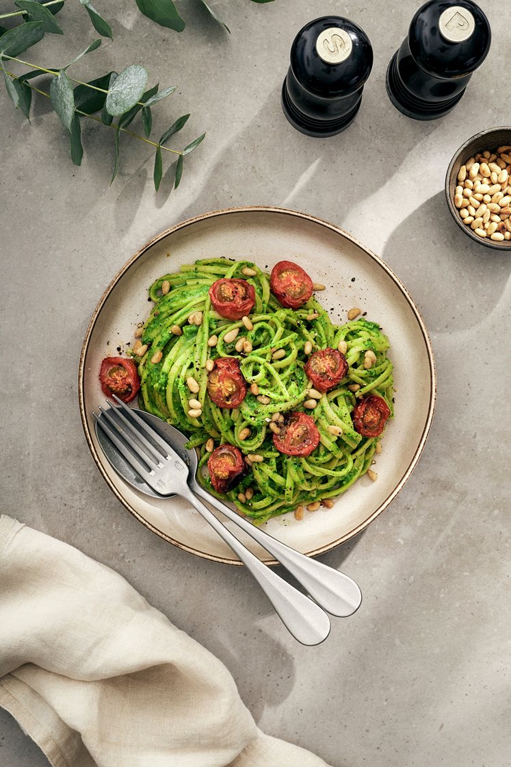 Linguine med spenat- och mandelpesto, pinjenötter och rostade cocktailtomater