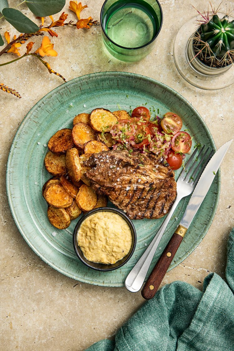 Mexikansk fläskkarré med rostad majskräm och limedressad tomatsallad