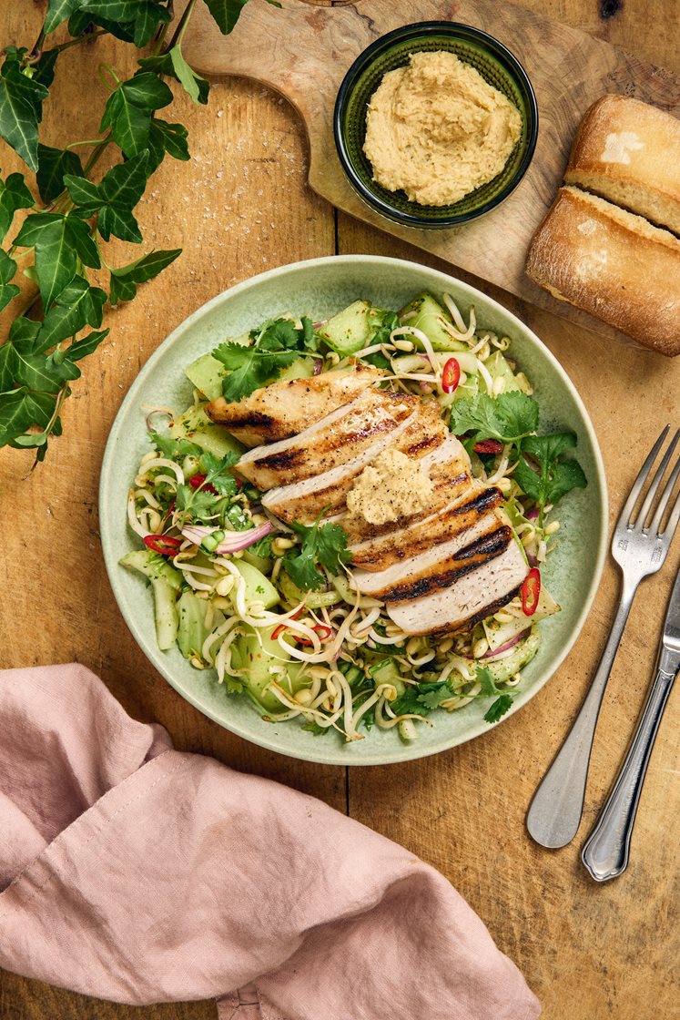 Sommarsallad med melon, nahm jim-dressing, grillad kyckling och misosmör