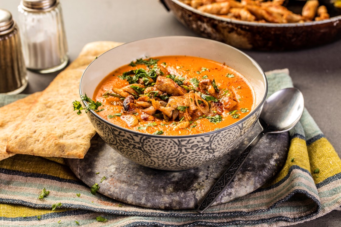 Hjemmelaget søtpotetsuppe med kylling og nøtter