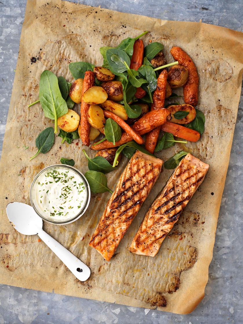 Grillad lax med dragonyoghurt och rostad morot- och potatissallad