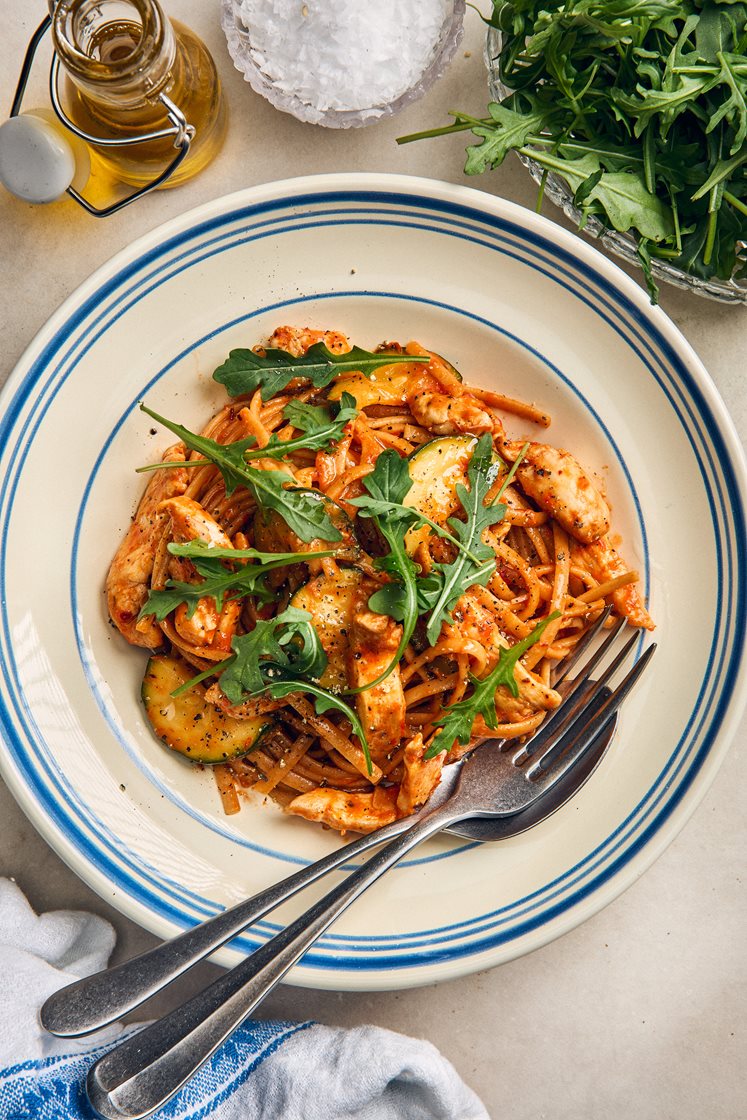 Fullkornslinguine med kyckling, rostad paprikasås och parmesan